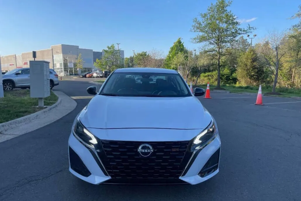 2023 Nissan Altima 2.5 SR photo 1