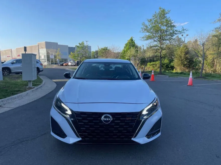 2023 Nissan Altima 2.5 SR photo 1