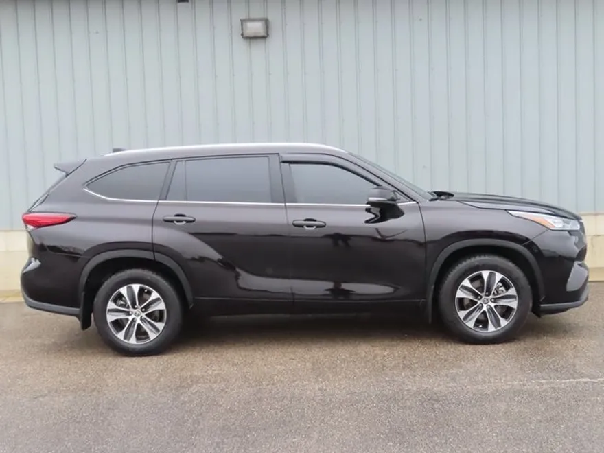 2021 Toyota Highlander XLE photo 1