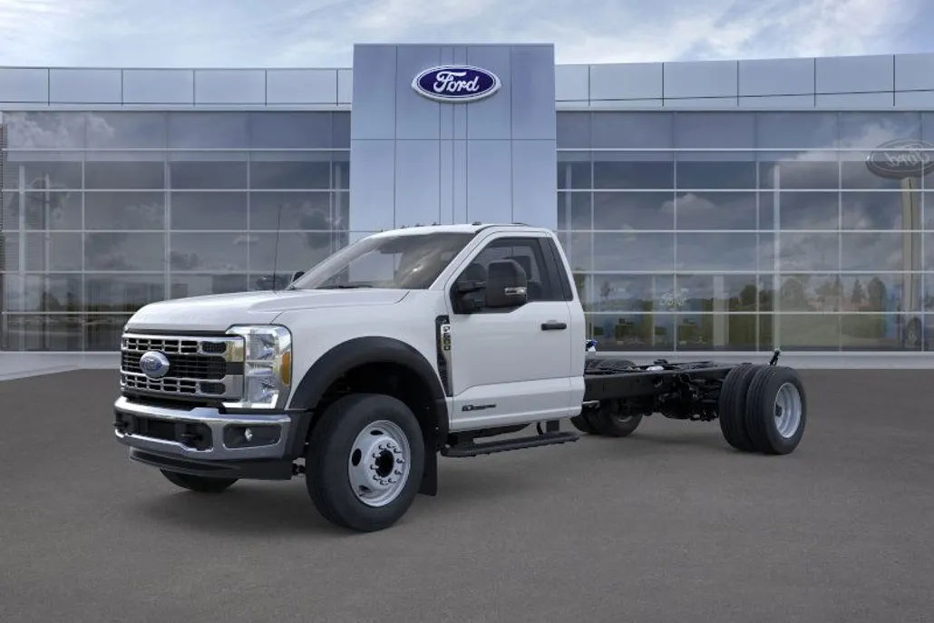 2025 Ford F-600 photo 1