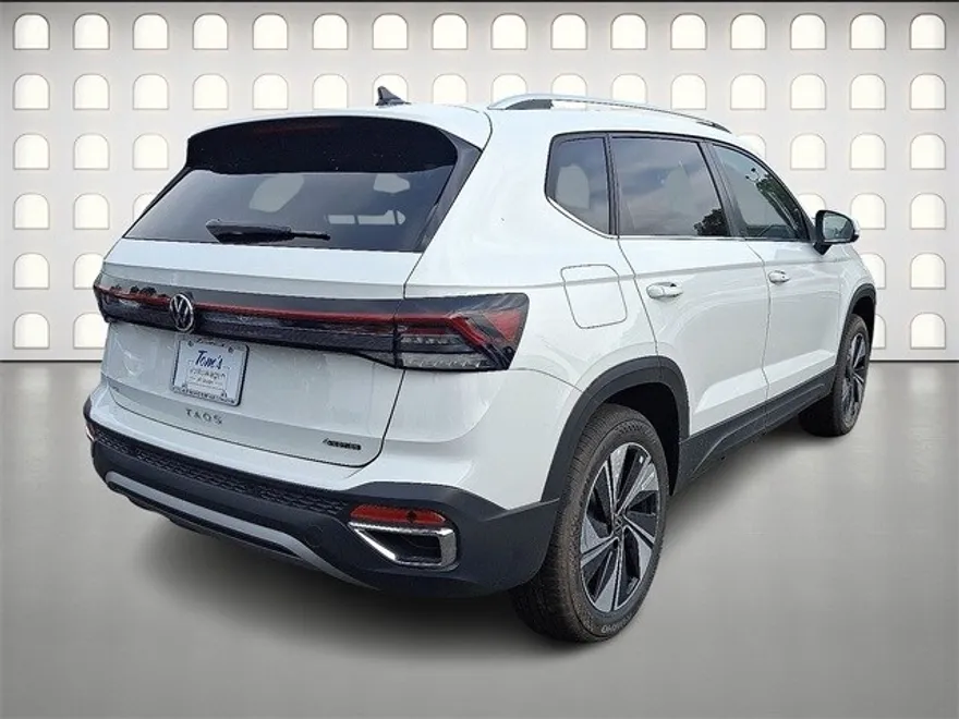 2025 Volkswagen Taos SE photo 1