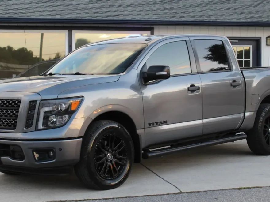 2018 Nissan Titan Crew Cab SV photo 1