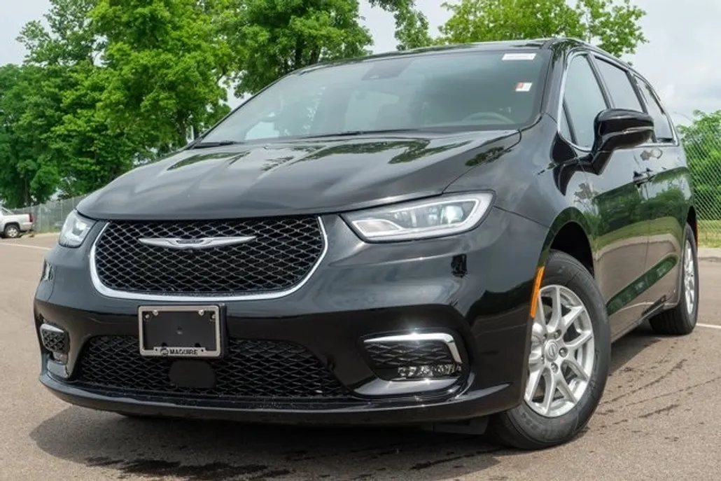 2025 Chrysler Pacifica photo 1