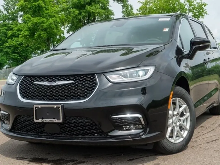 2025 Chrysler Pacifica photo 1