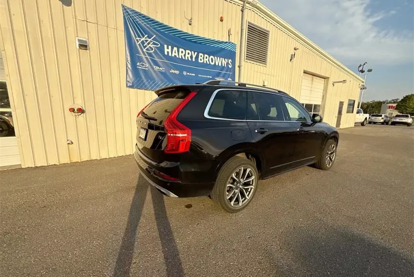 2016 Volvo XC90 T6 Momentum photo 1
