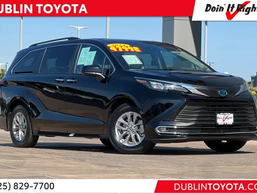 2024 Toyota Sienna XLE photo 1