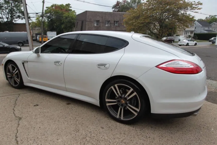 2013 Porsche Panamera 4 photo 1