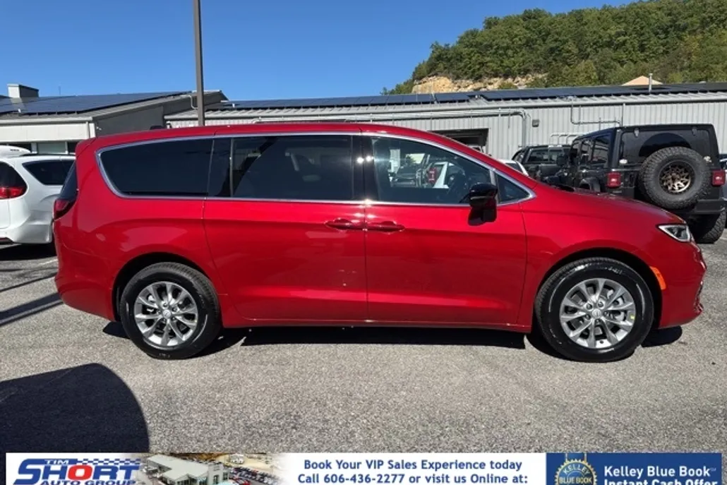 2026 Chrysler Pacifica photo 1