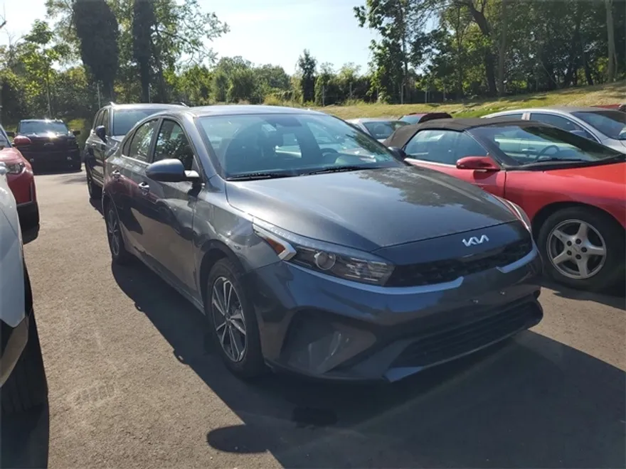 2023 Kia Forte LXS photo 1