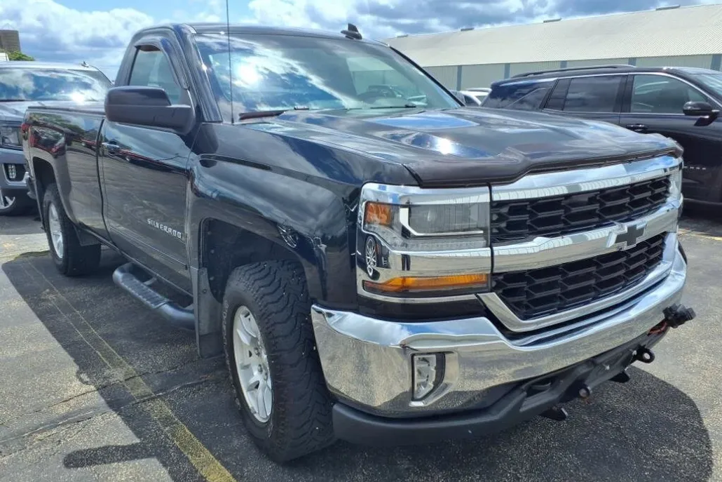 2017 Chevrolet Silverado 1500 LT photo 1