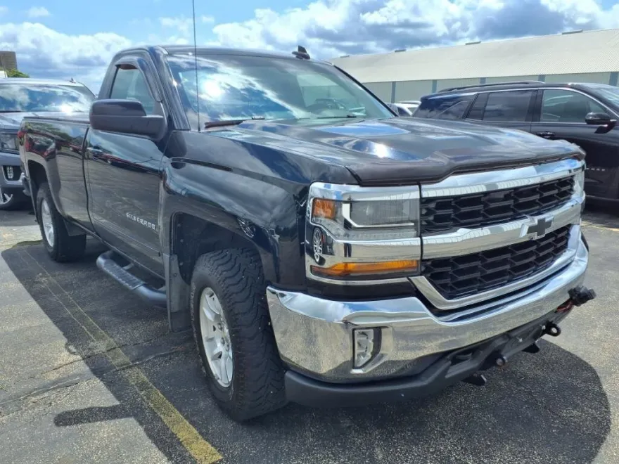 2017 Chevrolet Silverado 1500 LT photo 1