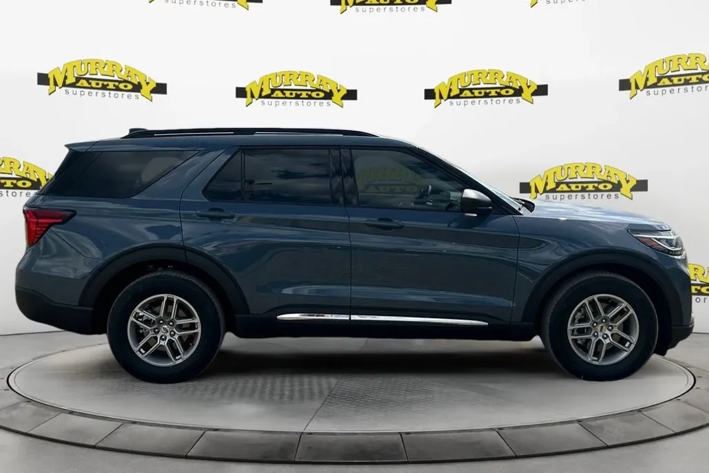 2025 Ford Explorer photo 1