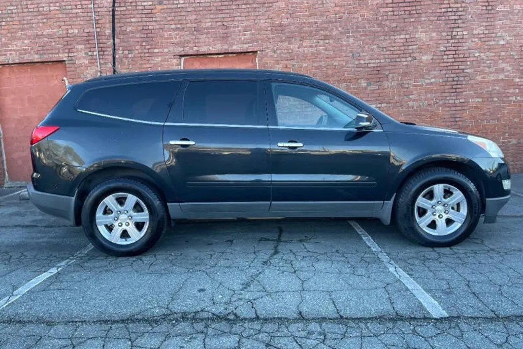 2012 Chevrolet Traverse 1LT photo 1