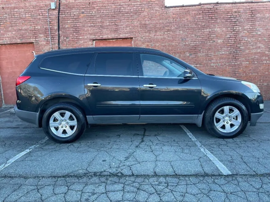 2012 Chevrolet Traverse 1LT photo 1