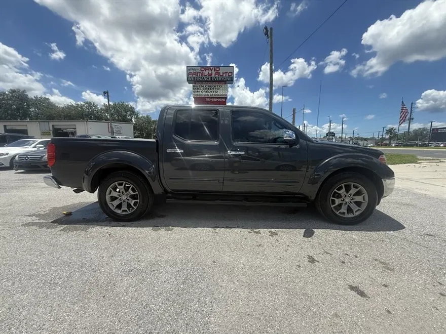 2014 Nissan Frontier SL photo 1