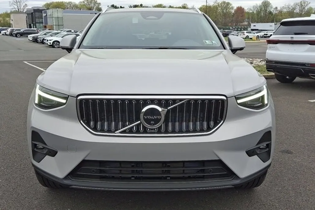 2025 Volvo XC40 photo 1