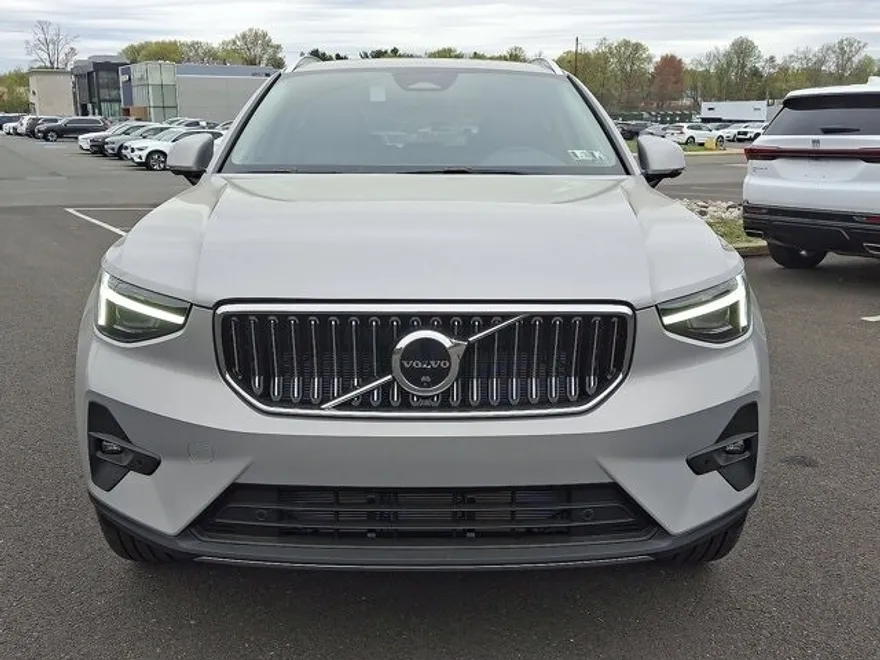 2025 Volvo XC40 photo 1