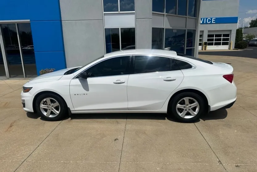 2021 Chevrolet Malibu photo 1