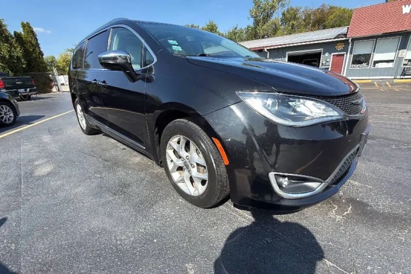 2020 Chrysler Pacifica Limited photo 1