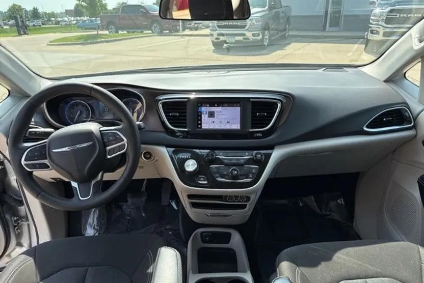 2022 Chrysler Voyager LX photo 1
