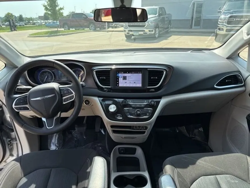 2022 Chrysler Voyager LX photo 1