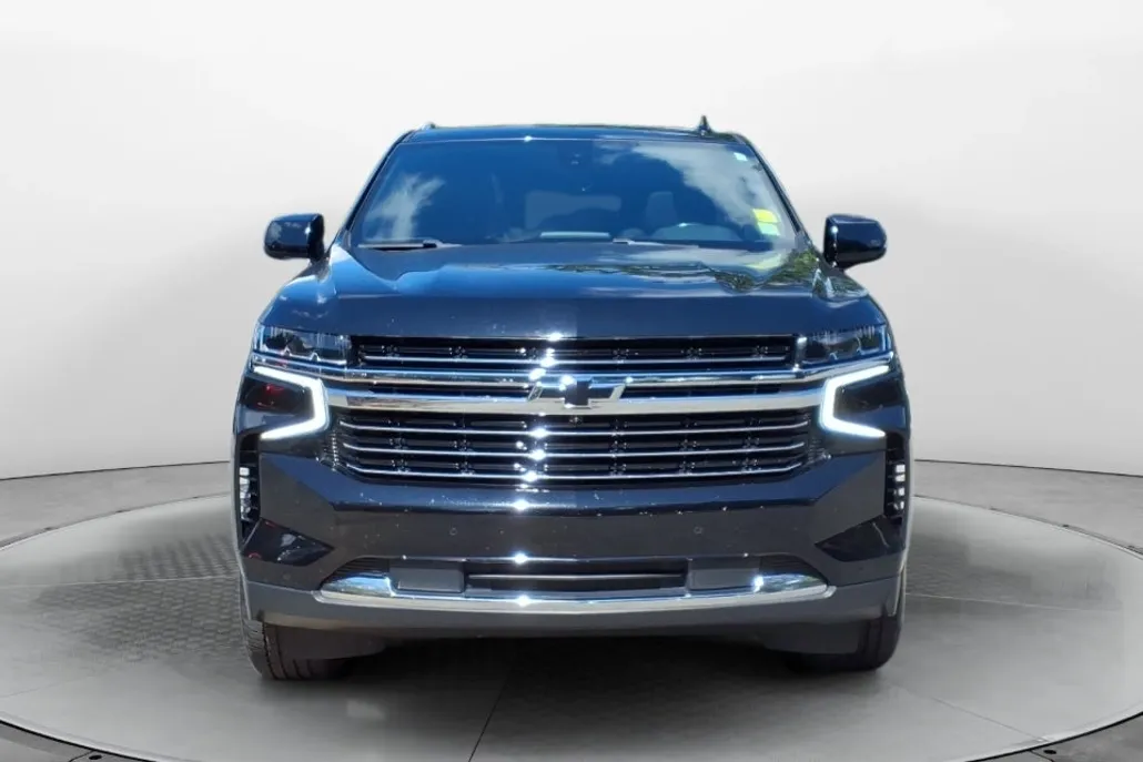 2022 Chevrolet Suburban LT photo 1