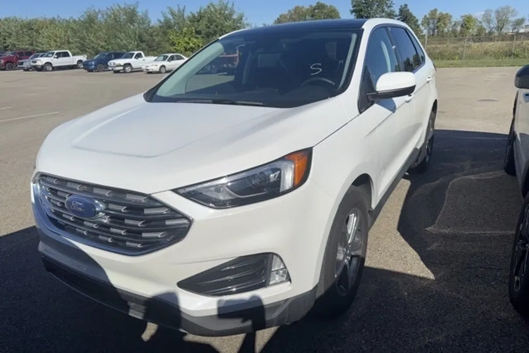 2022 Ford Edge SEL photo 1
