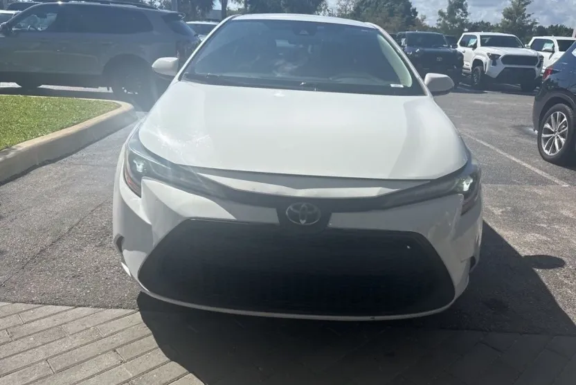 2020 Toyota Corolla LE photo 1