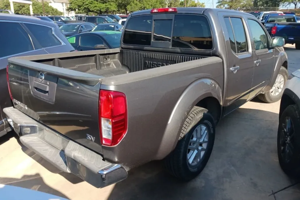 2016 Nissan Frontier Crew Cab SV photo 1