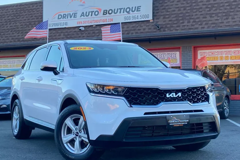 2023 Kia Sorento LX photo 1