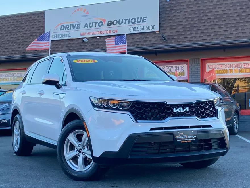2023 Kia Sorento LX photo 1
