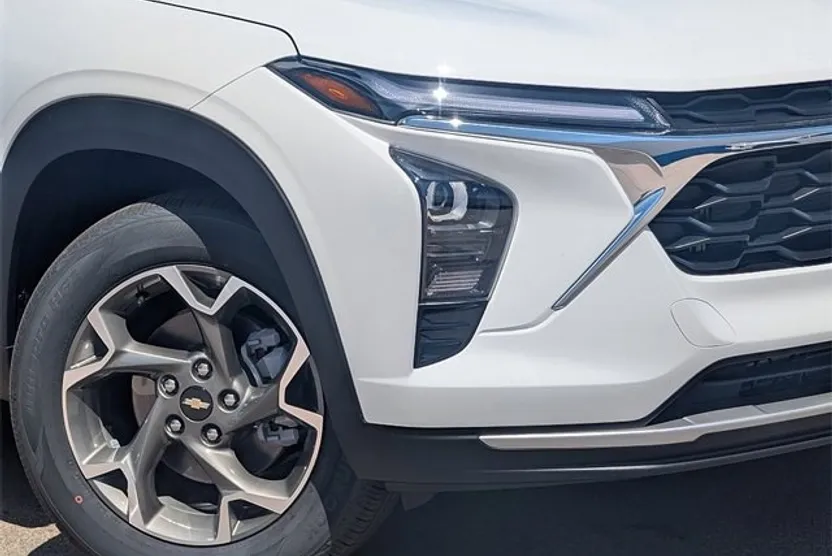 2025 Chevrolet Trax LT photo 1