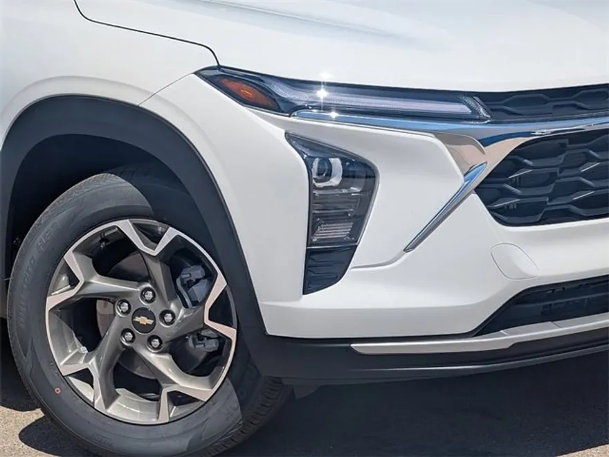 2025 Chevrolet Trax LT photo 1