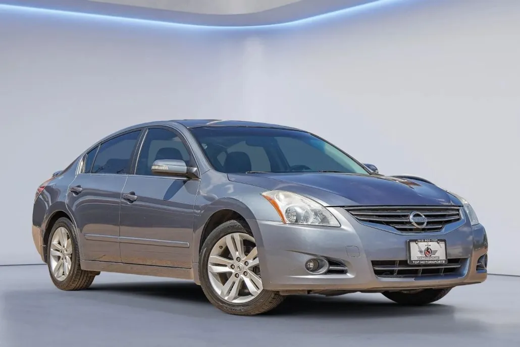 2010 Nissan Altima 3.5 SR photo 1