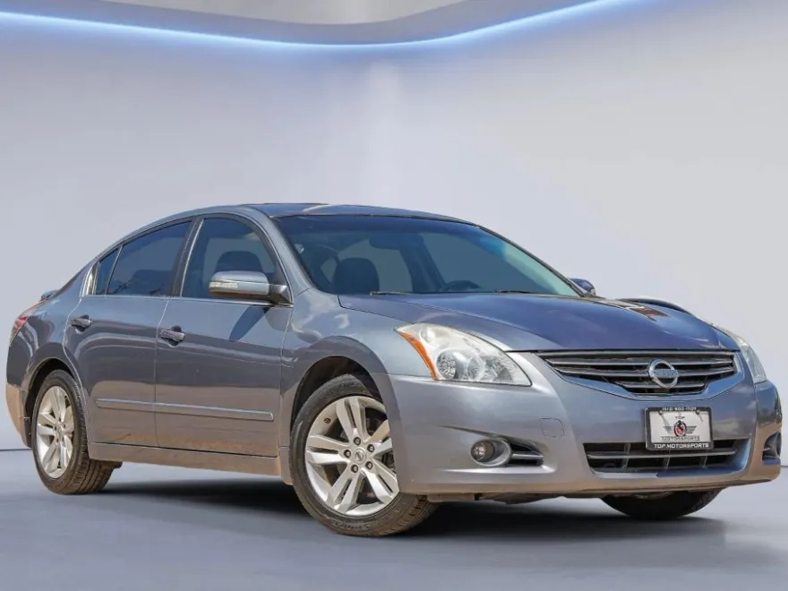 2010 Nissan Altima 3.5 SR photo 1