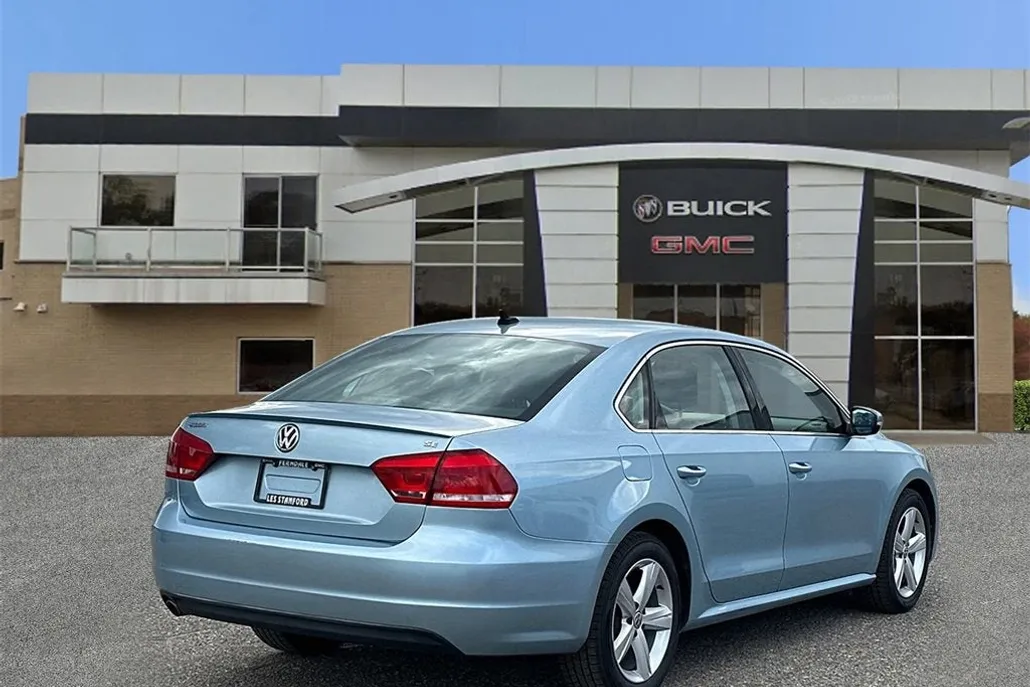 2013 Volkswagen Passat SE photo 1