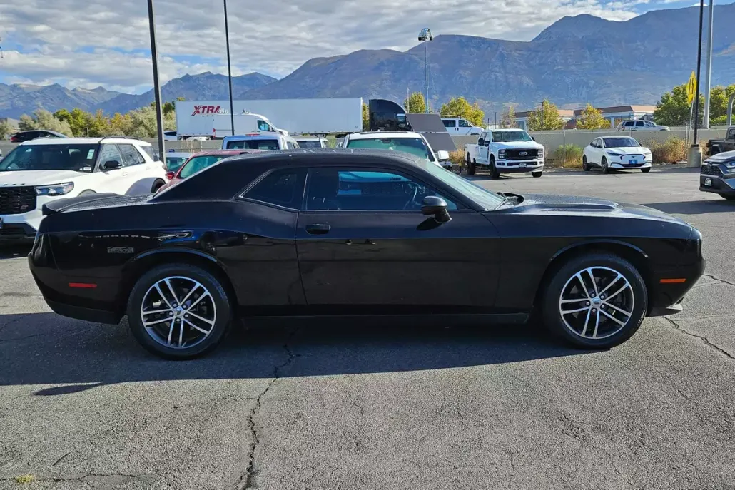 2019 Dodge Challenger SXT photo 1