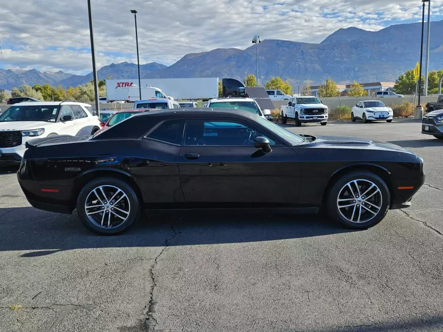 2019 Dodge Challenger SXT photo 1