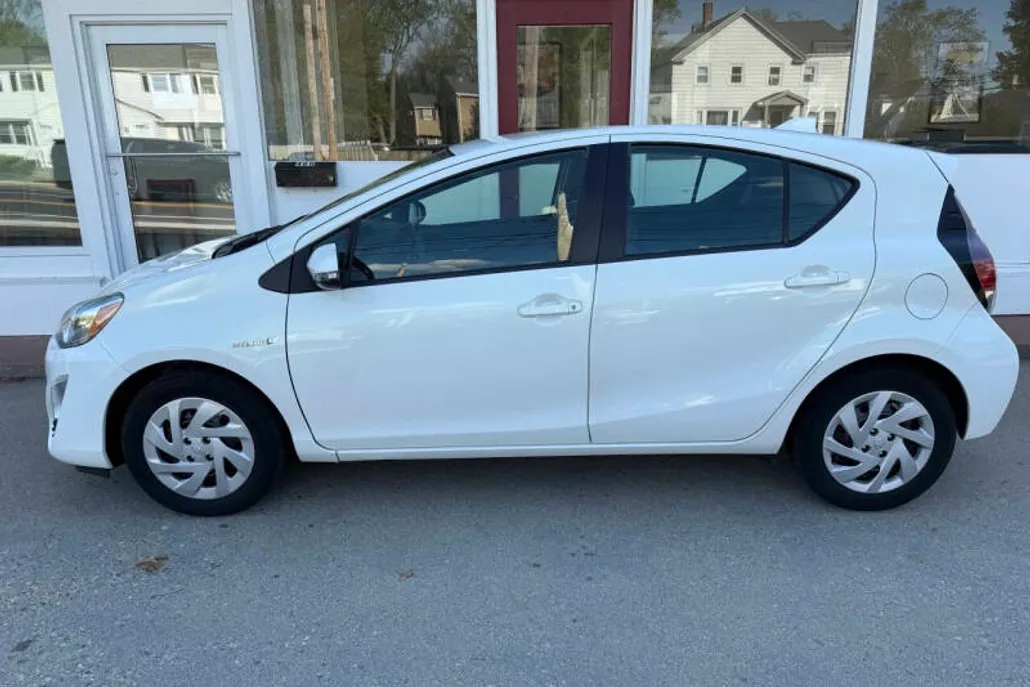 2016 Toyota Prius C Three photo 1