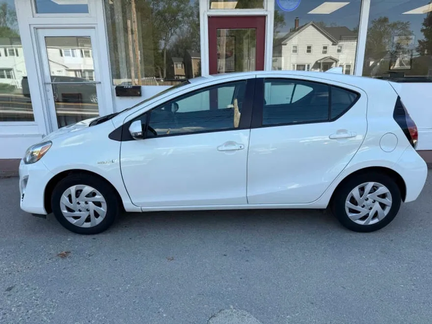 2016 Toyota Prius C Three photo 1