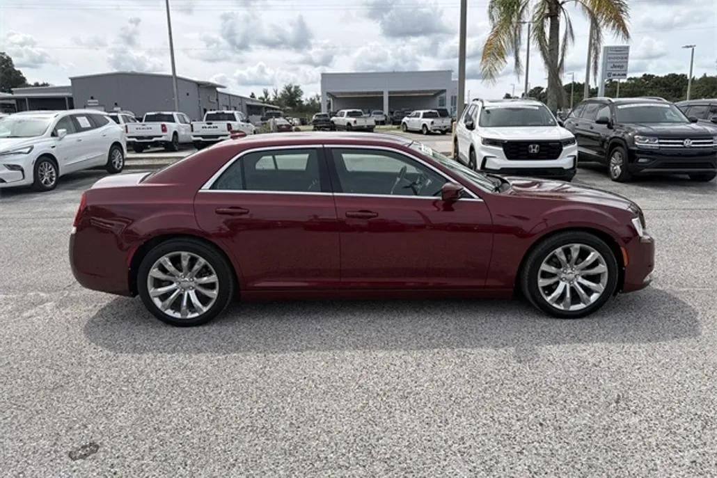2018 Chrysler 300 Touring Limited photo 1