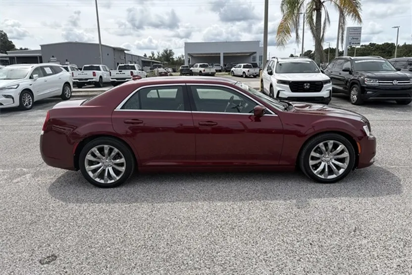 2018 Chrysler 300 Touring Limited photo 1