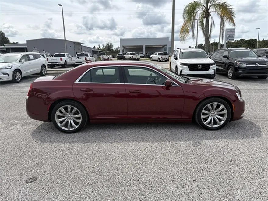2018 Chrysler 300 Touring Limited photo 1