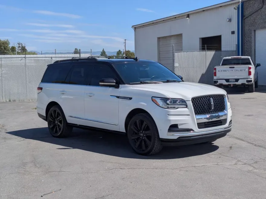 2022 Lincoln Navigator Black Label photo 1