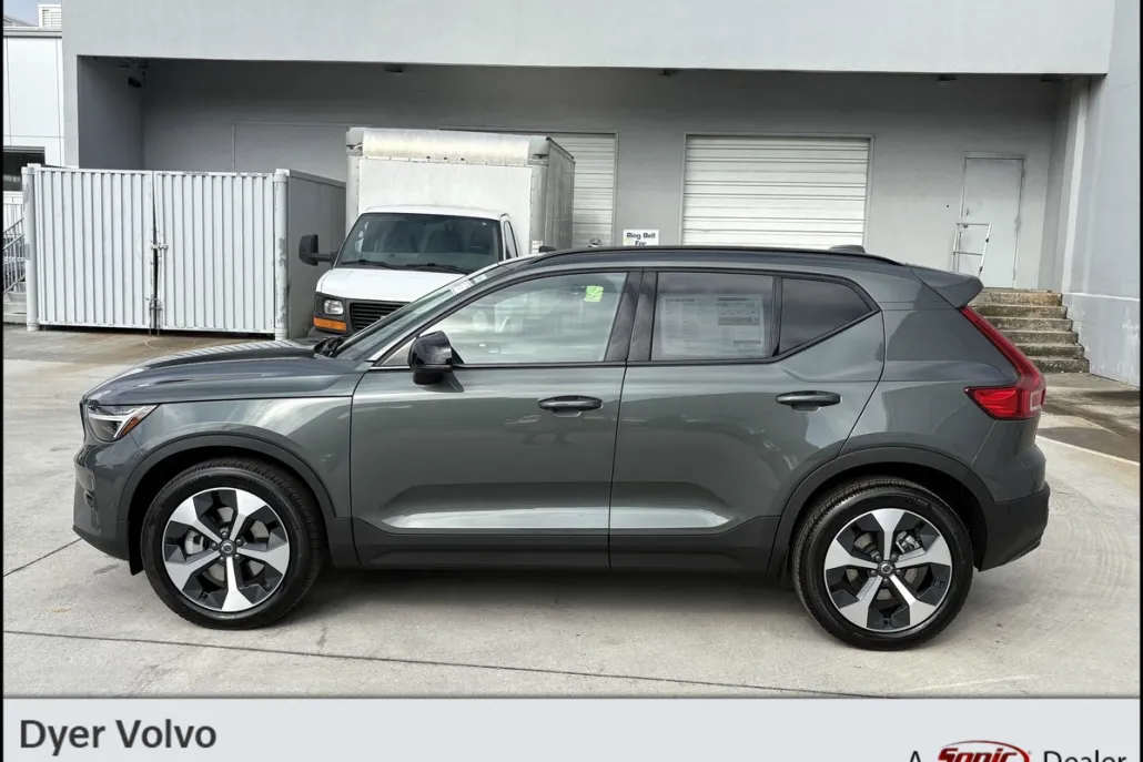 2026 Volvo XC40 Plus photo 1