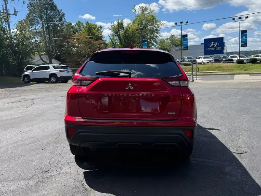2022 Mitsubishi Eclipse Cross LE photo 1