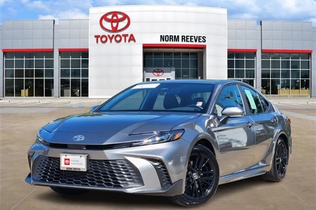 2025 Toyota Camry SE photo 1