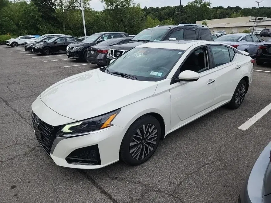 2023 Nissan Altima 2.5 SV photo 1
