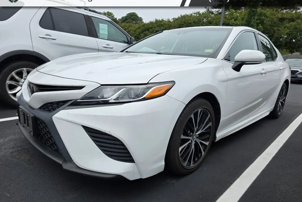 2019 Toyota Camry SE XLE photo 1