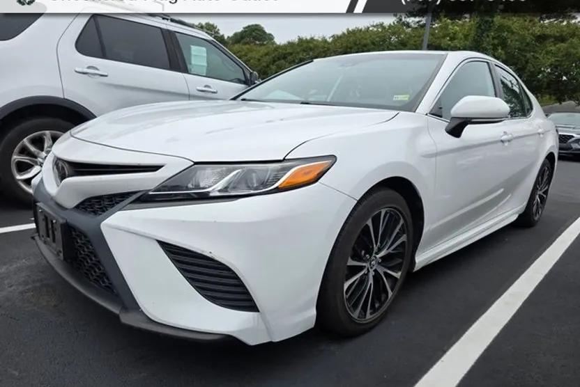 2019 Toyota Camry SE XLE photo 1